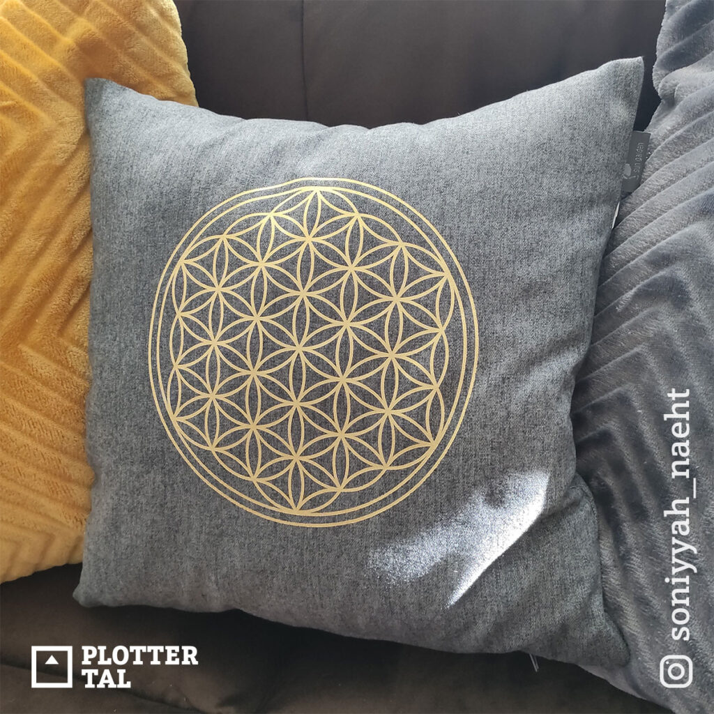Plotterdatei "Blume des Lebens" aus goldener Veredelungsfolie auf einem Kissenbezug